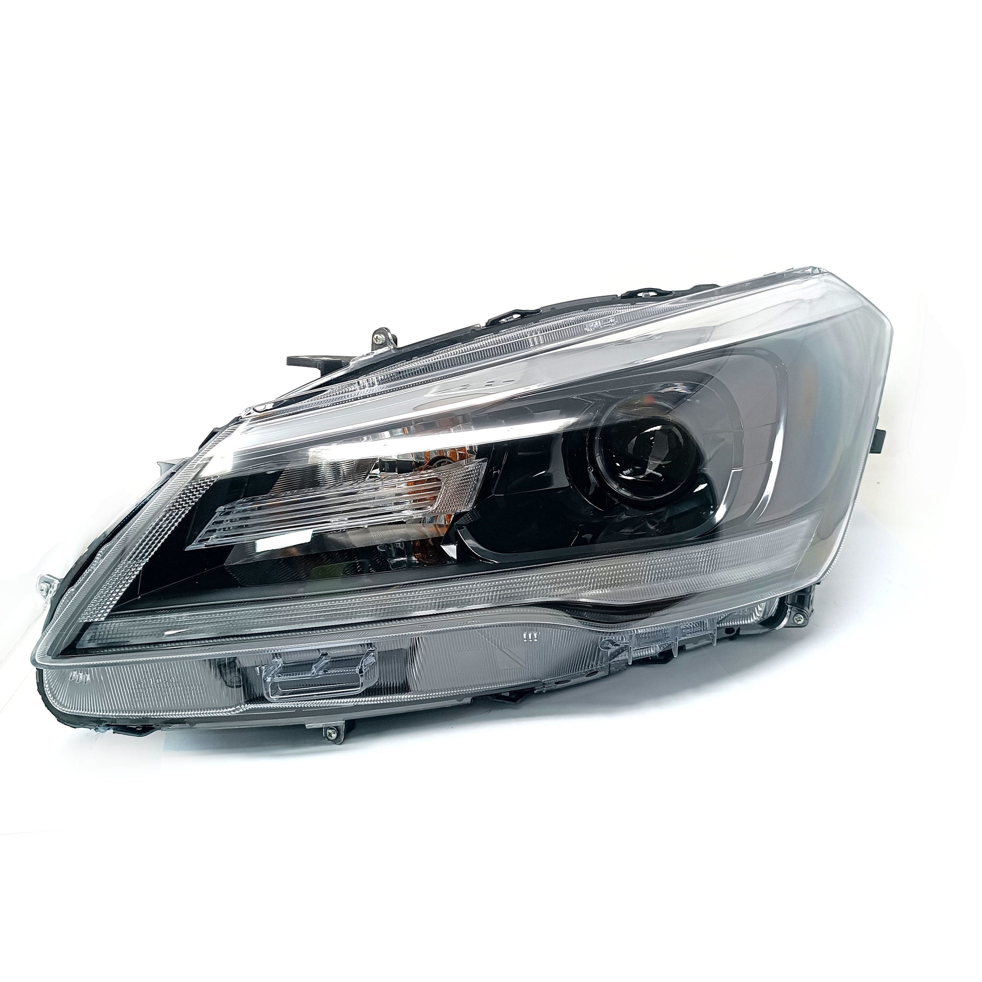 VISTA FRONTAL DE FARO DELANTERO IZQUIERDO SUZUKI CIAZ 2018 2024 OEM