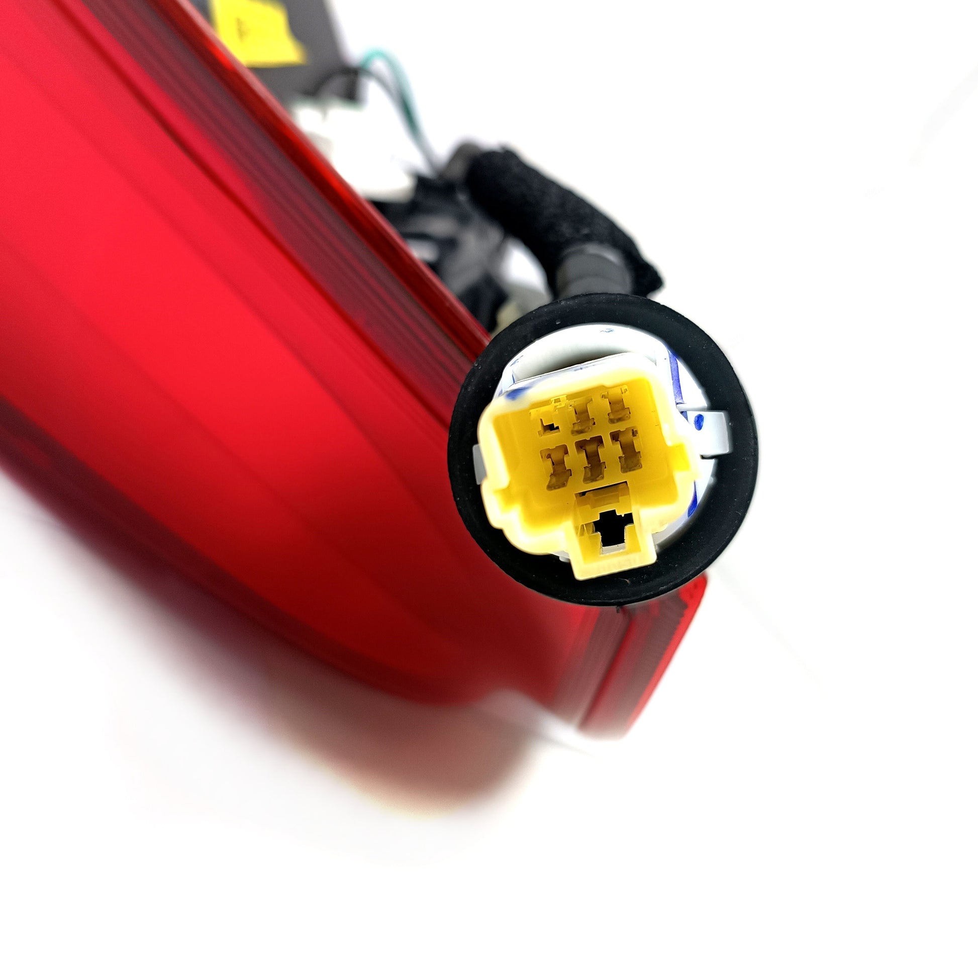 CONECTOR FARO TRASERO DERECHO DE SUZUKI SWIFT GLX 2018 2024 ORIGINAL